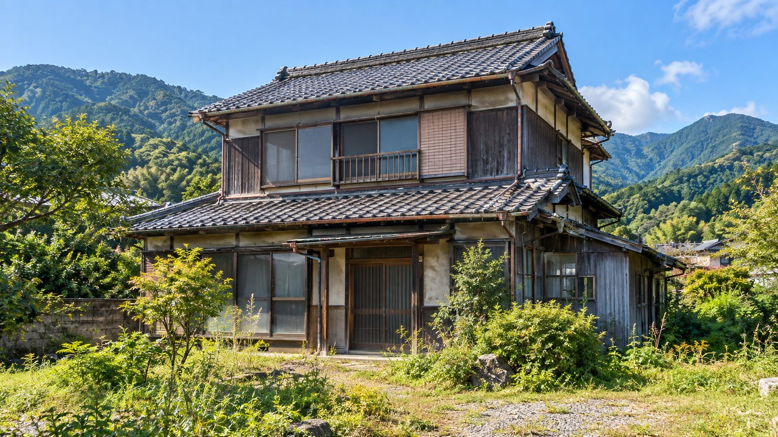 作業前: 雑草が膝の高さまで伸びた一軒家の庭